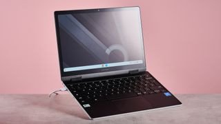 Samsung Galaxy Chromebook 2 360 mở trên bàn làm việc với nền màu hồng