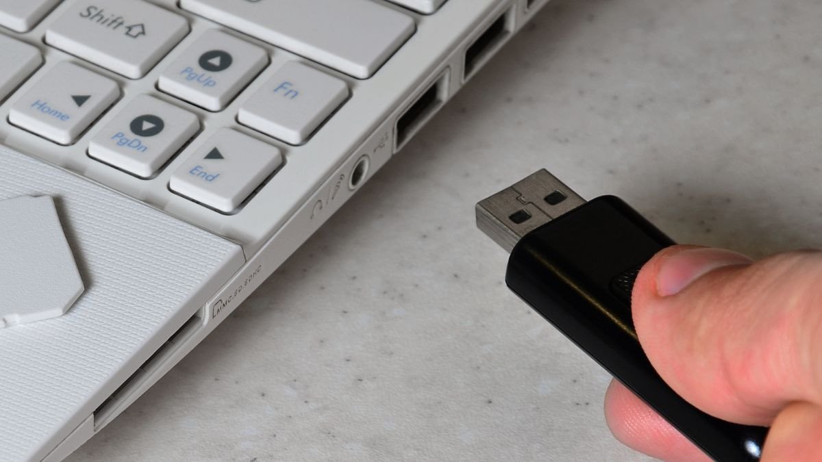 Sao lưu dữ liệu vào ổ đĩa ngoài hoặc USB trước khi thực hiện cài đặt lại Dell qua BIOS