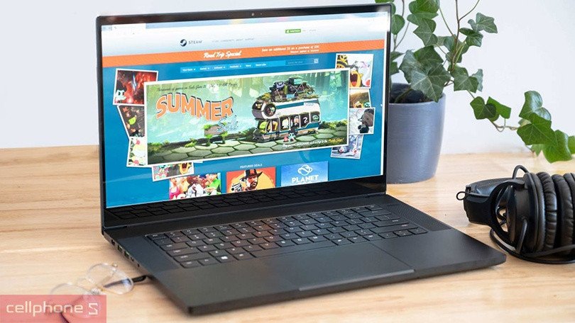 Sinh viên đang làm bài tập trên laptop