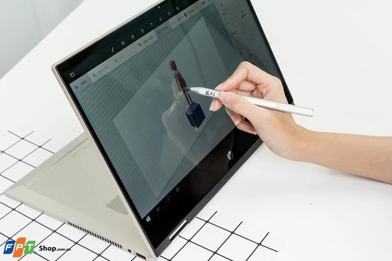 Sinh viên sử dụng laptop cảm ứng với bút stylus