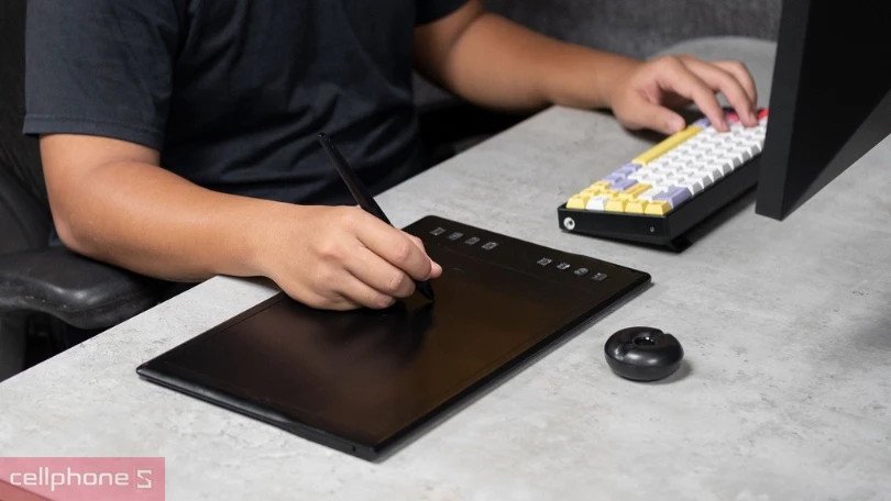 So sánh hai loại bảng vẽ điện tử cho laptop: có màn hình và không màn hình