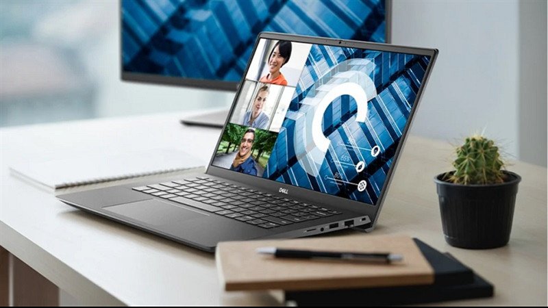 So sánh máy tính để bàn và laptop cho người dùng phổ thông