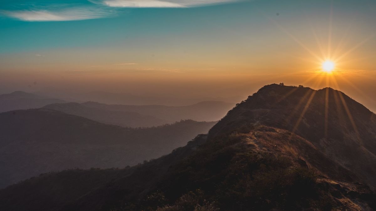 Sóng biển mạnh mẽ vỗ bờ, cảnh tượng hùng vĩ cho hình nền thiên nhiên 4k trên màn hình máy tính