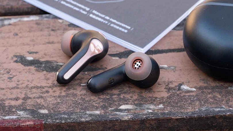 Soundpeats Capsule 3 Pro với tính năng chống ồn chủ động và micro đàm thoại rõ nét.