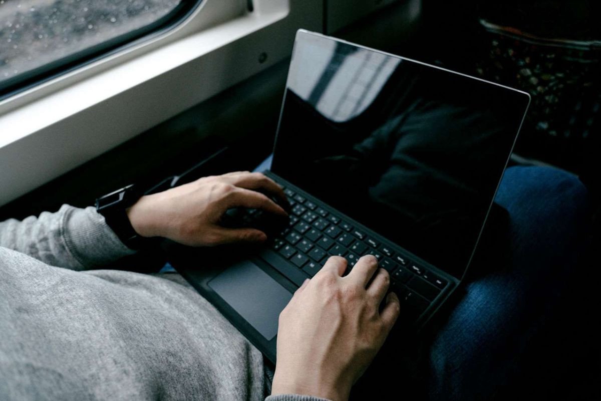 Sự cố nguồn điện không ổn định khiến laptop đang chạy tự nhiên tắt nguồn