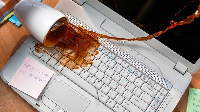 Sự cố nước vào laptop gây hư main laptop nghiêm trọng