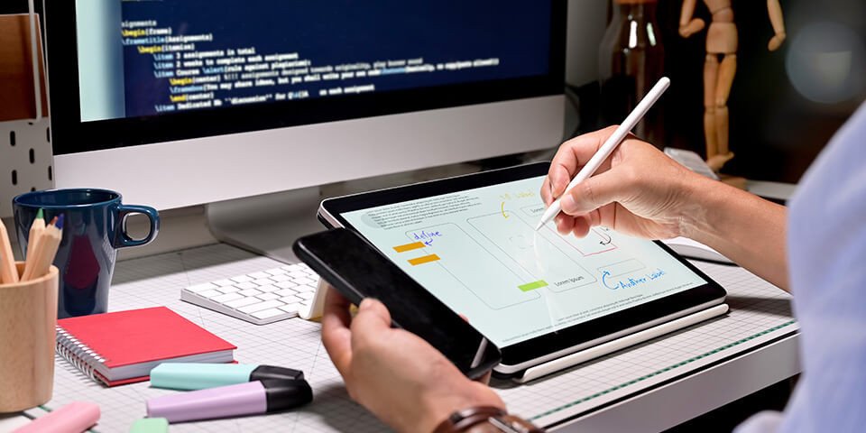 Sử dụng Apple Pencil trên iPad để ghi chú và vẽ trực tiếp, hỗ trợ công việc sáng tạo hiệu quả.