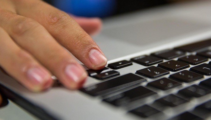 Sử dụng bàn phím laptop với tần suất cao dễ gây ra lỗi và hư hỏng