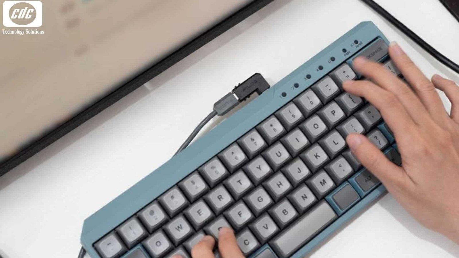 Sử dụng bàn phím ngoại vi kết nối Bluetooth để bảo vệ bàn phím laptop