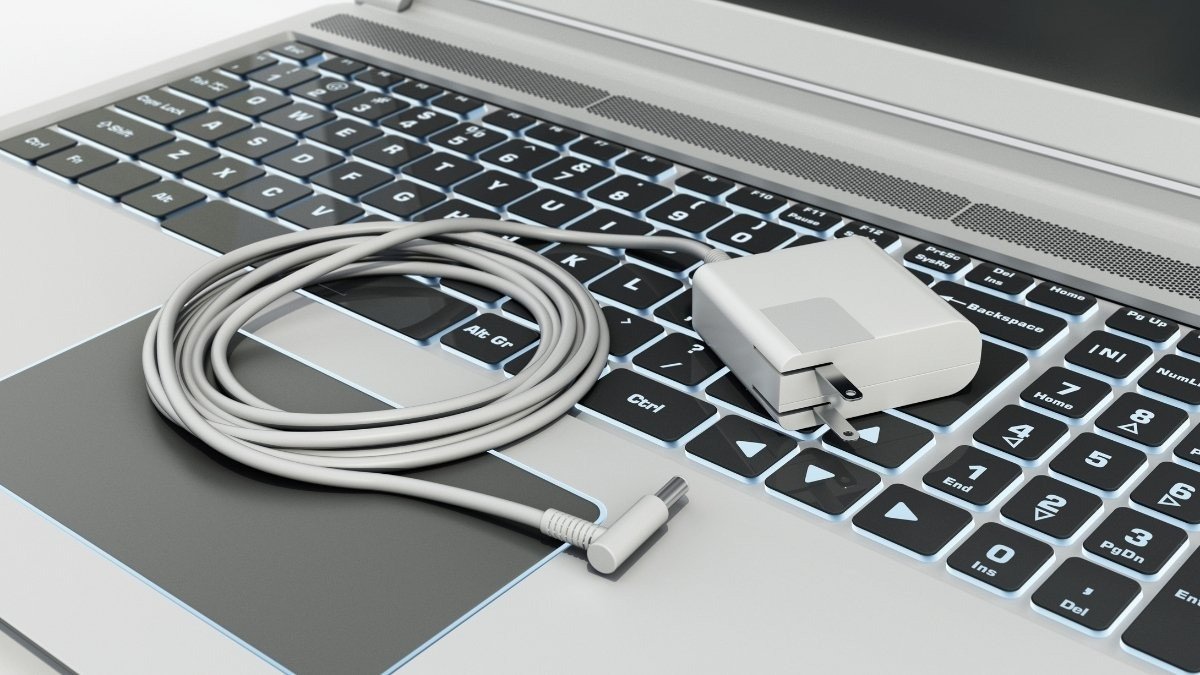 Sử dụng bộ sạc chính hãng và đúng công suất để bảo vệ pin laptop