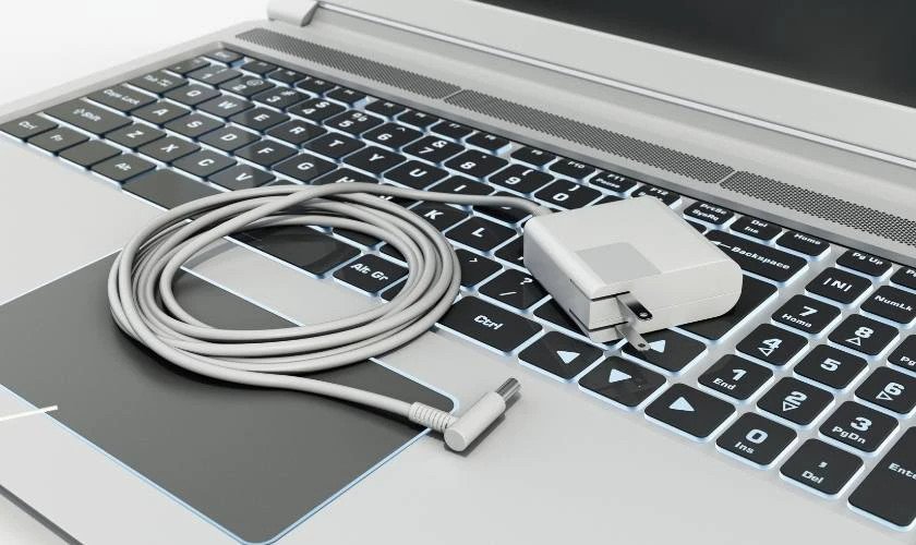 Sử dụng bộ sạc laptop chính hãng đảm bảo an toàn và hiệu suất