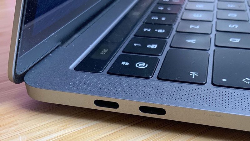 Sử dụng cáp USB-C để kết nối máy chiếu với laptop MacBook
