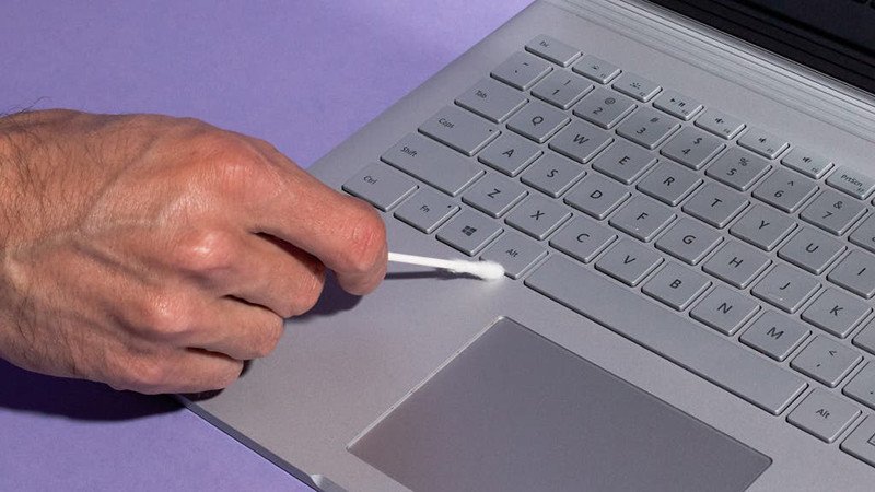 Sử dụng cọ mềm hoặc tăm bông để làm sạch sâu kẽ phím