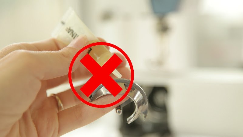 Sử dụng dầu bôi trơn chuyên dụng hoặc dầu máy may cho quạt laptop