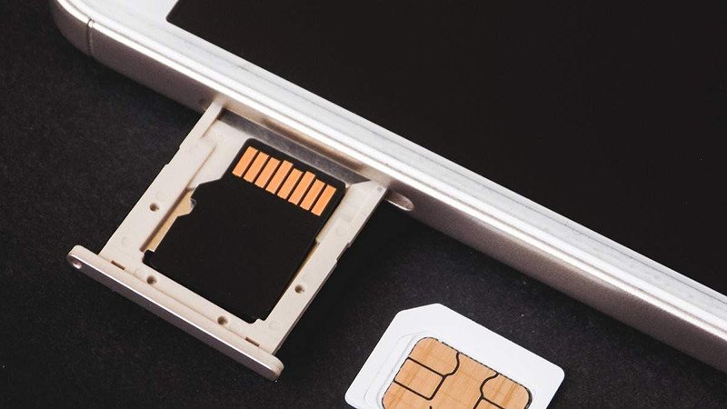 Sử dụng đầu đọc thẻ nhớ để chuyển video từ thẻ micro SD của điện thoại sang laptop