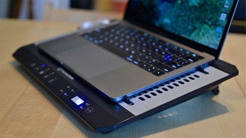 Sử dụng đế tản nhiệt để hạ nhiệt laptop Win 11 hiệu quả