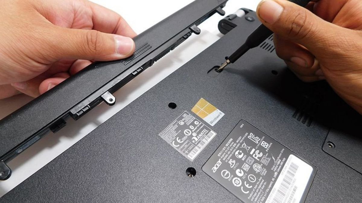 Sử dụng dụng cụ chuyên dụng để tháo pin laptop Asus dính chặt