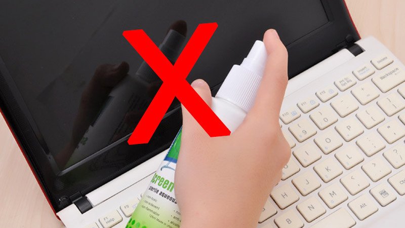 Sử dụng dung dịch chuyên dụng để vệ sinh màn hình laptop