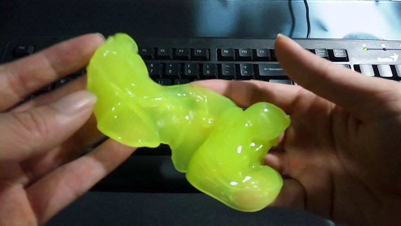 Sử dụng gel vệ sinh laptop cần chú ý tránh để gel thấm vào bên trong máy