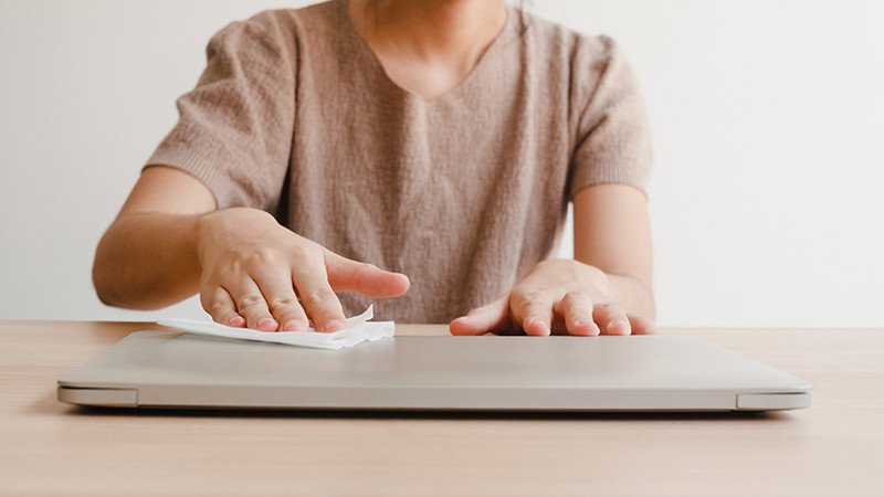 Sử dụng khăn vải mềm để lau sạch vỏ ngoài laptop