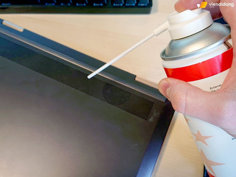 Sử dụng khí nén làm sạch laptop vô nước không lên nguồn