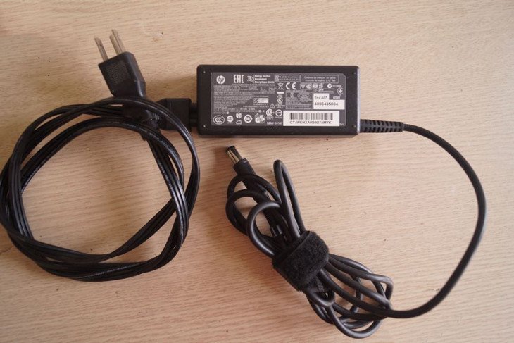 Sử dụng sạc chính hãng để bảo vệ laptop và pin