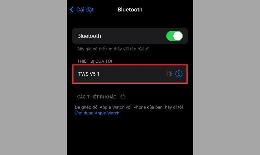 Sử dụng tai nghe M10 để nghe nhạc từ điện thoại, thể hiện sự tiện lợi