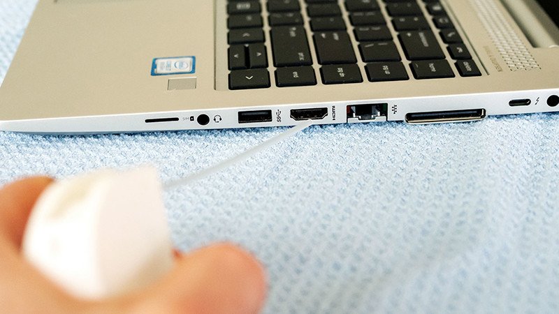 Sử dụng tăm bông hoặc bình nén khí để vệ sinh các cổng kết nối laptop