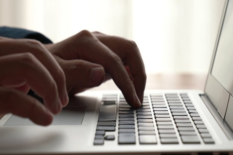 Sử dụng tổ hợp phím tắt để tắt laptop khi bị đơ