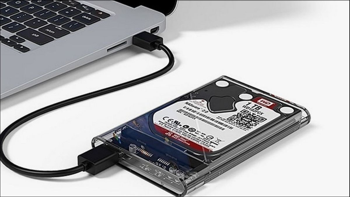 Sử dụng USB hoặc ổ cứng gắn ngoài để sao chép dữ liệu giữa laptop