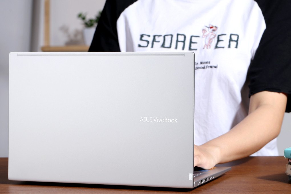 Sử dụng và cất giữ laptop ở nơi khô ráo, sạch sẽ giúp bảo vệ màn hình