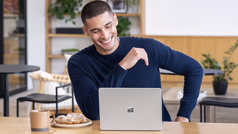 Surface Laptop 13 inch trên bàn làm việc, thể hiện sự tiện lợi