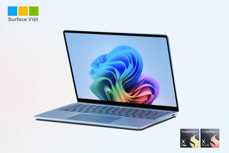 **Surface Laptop 7** trong một buổi họp trực tuyến, thể hiện tính năng camera và âm thanh