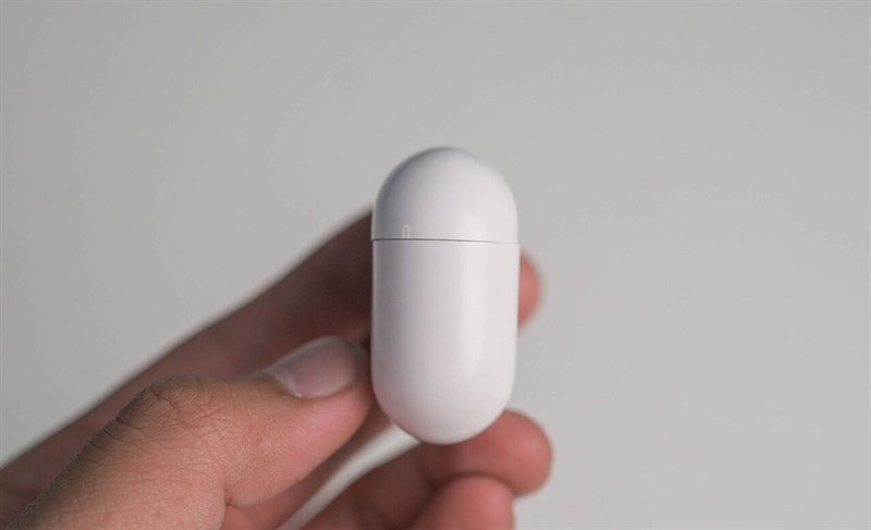 Tai nghe AirPods Rep 1-1 cầm trên tay, làm nổi bật chi tiết khớp nối không khít và đường viền thiếu liền mạch.