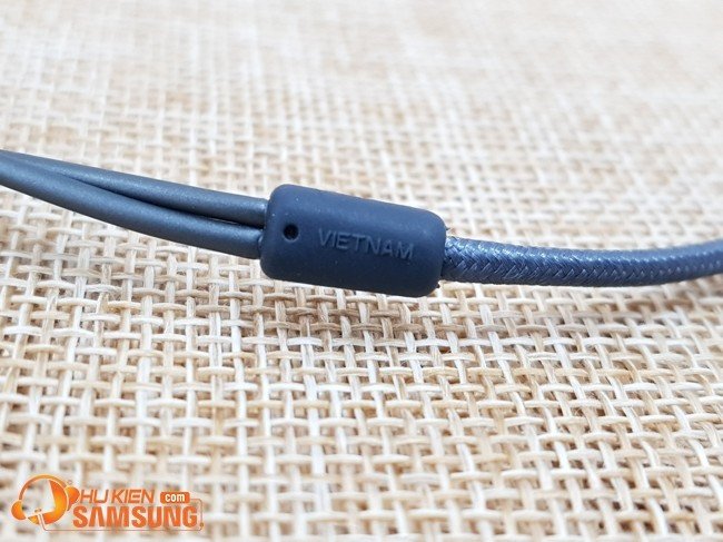 Tai nghe AKG Samsung chính hãng đang cắm vào điện thoại