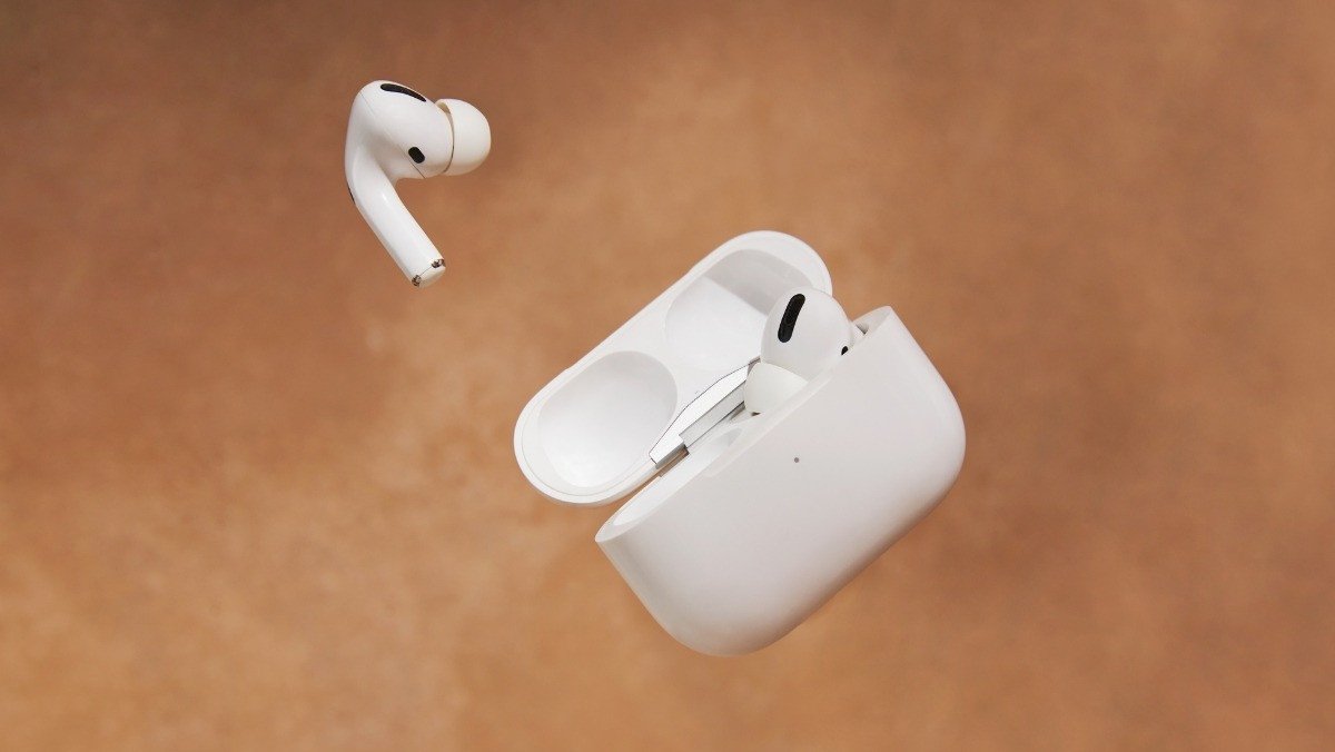 Tai nghe Apple AirPods Pro được đặt trong hộp sạc
