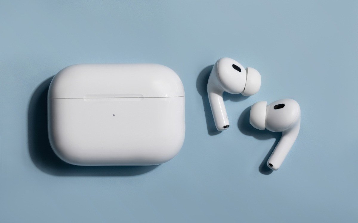 Tai nghe Apple AirPods Pro và hộp sạc