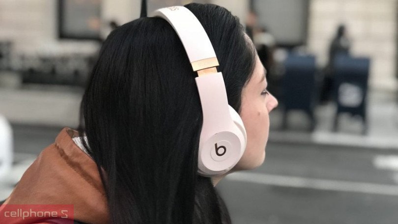 Tai nghe Beats Studio màu đỏ trên nền trắng, đại diện cho thương hiệu