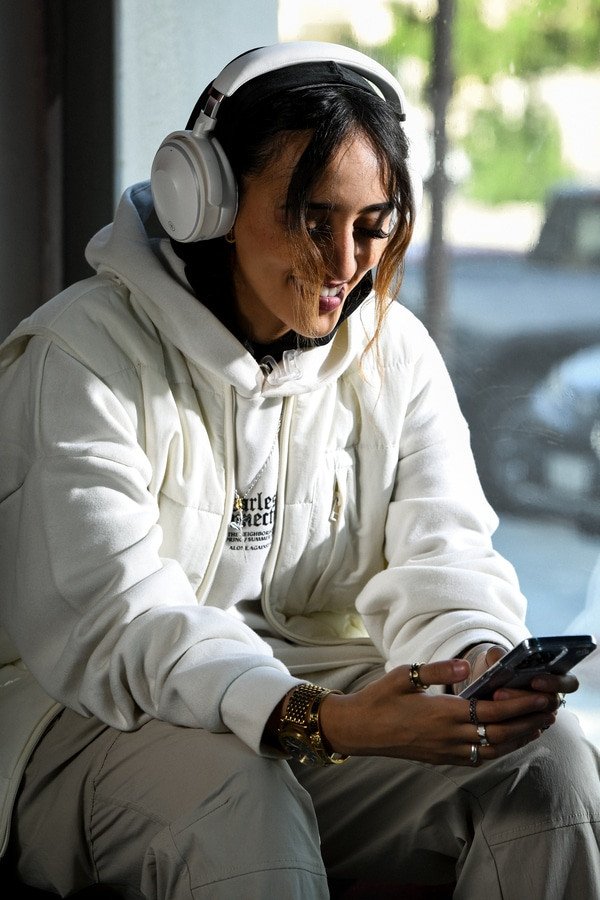 Tai nghe Bluetooth đã kết nối với điện thoại để thưởng thức âm nhạc chuẩn R và L