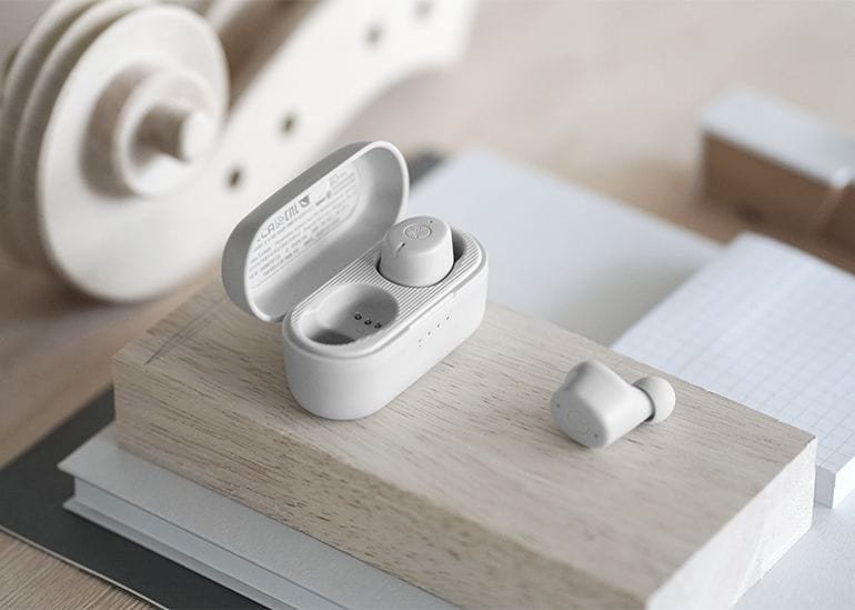 Tai nghe Bluetooth đang được sạc trong hộp đựng, minh họa cho việc bảo quản pin