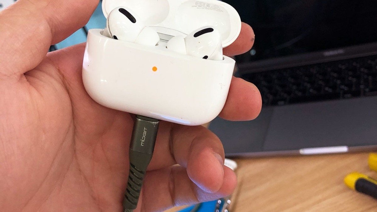 Tai nghe Bluetooth hiển thị đèn báo pin yếu, gây khó khăn cho việc kết nối với laptop