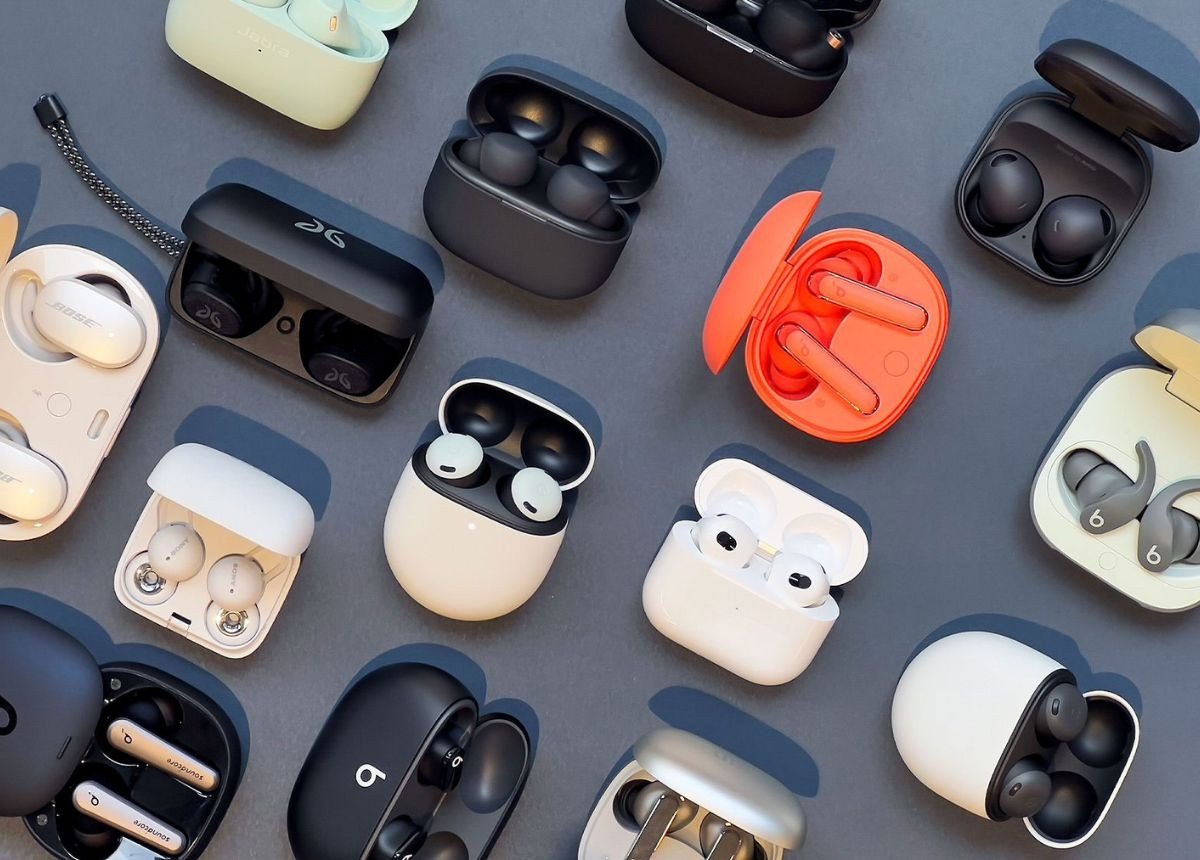 Tai nghe Bluetooth không dây đặt cạnh điện thoại OPPO, biểu tượng kết nối không dây