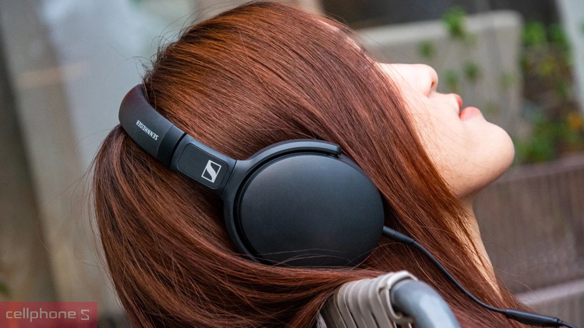 Tai nghe Bluetooth Sennheiser over-ear màu đen với đệm tai êm ái, thể hiện thiết kế sang trọng