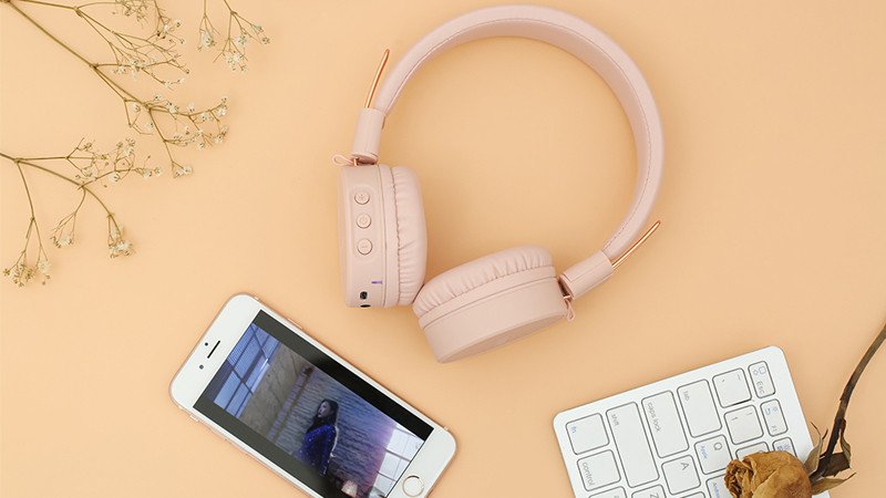 Tai nghe Bluetooth Stereo màu trắng trên bề mặt phẳng, biểu tượng cho việc kết nối tai nghe Bluetooth với điện thoại Samsung để trải nghiệm âm thanh sống động.