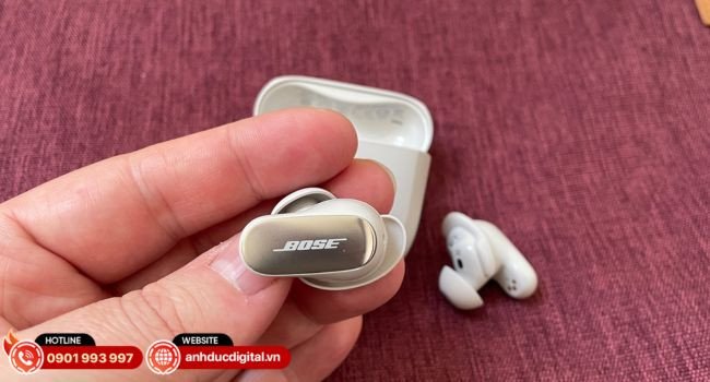 Tai nghe Bose QuietComfort Ultra Earbuds màu đen với cánh giữ tai