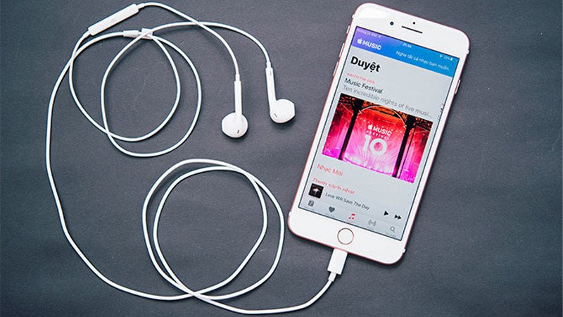 Tai nghe cắm vào điện thoại hiển thị biểu tượng chế độ tai nghe