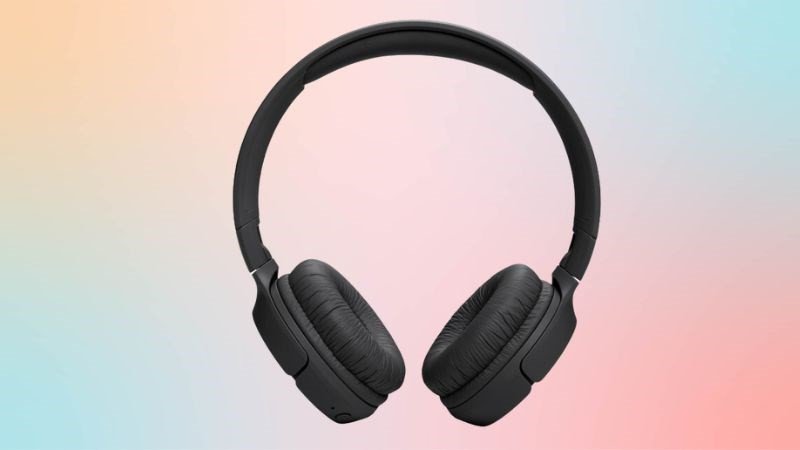 Tai nghe chụp tai JBL Tune 520BT màu đen, thiết kế thời thượng, tích hợp mic thu âm chất lượng cao và công nghệ Pure Bass.