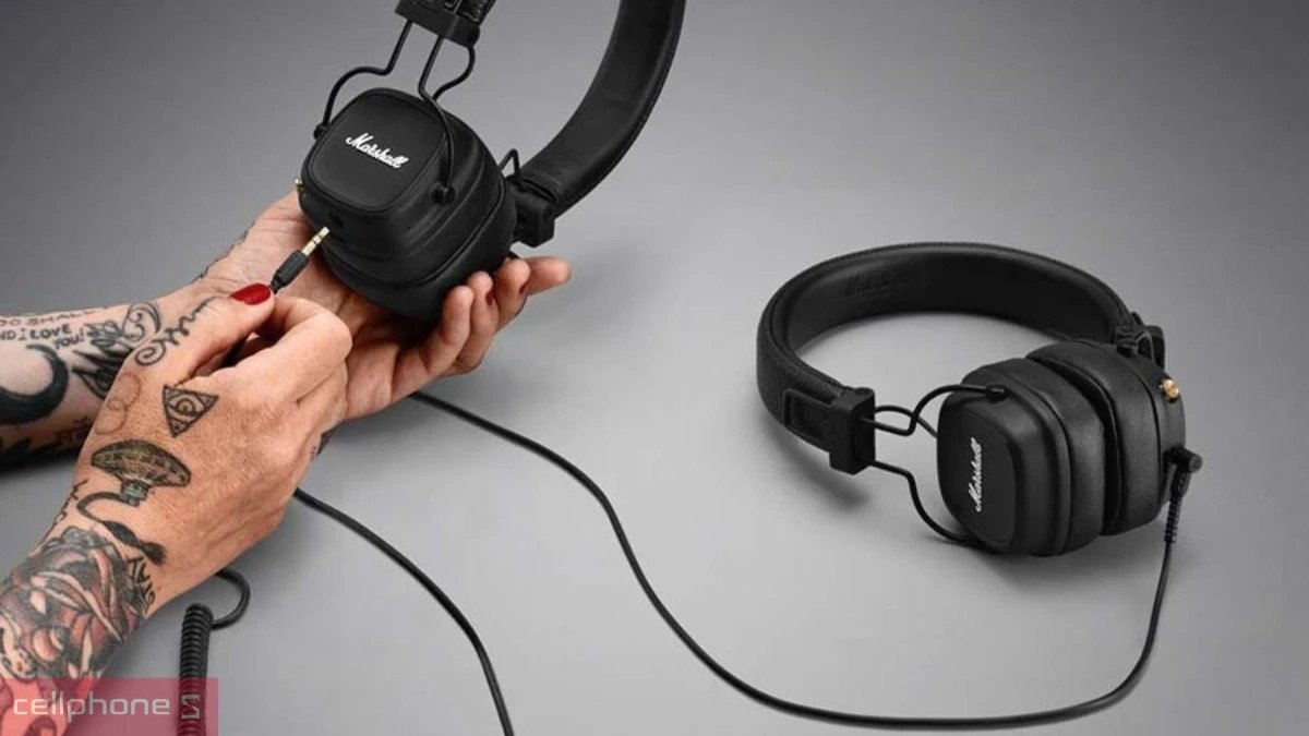 Tai nghe chụp tai Marshall có dây, nổi bật với jack cắm và vỏ bọc bền bỉ