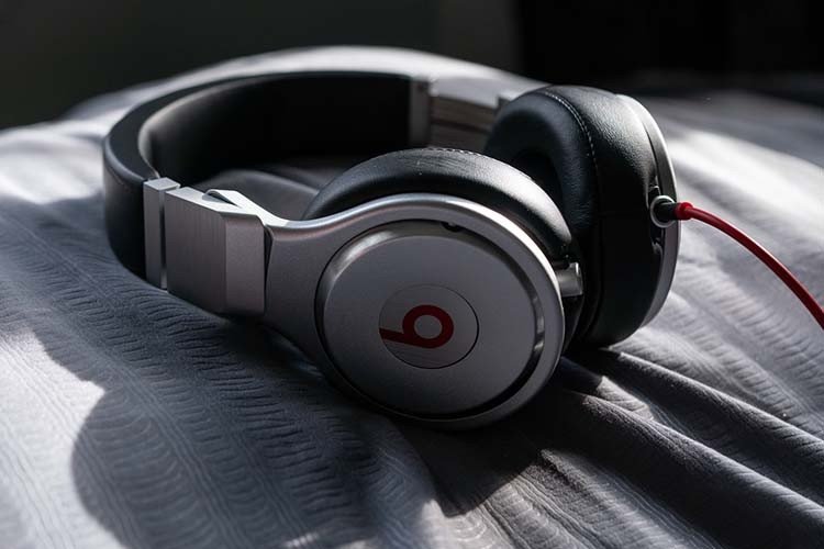 Tai nghe chụp tai Over-ear trong tiếng Anh