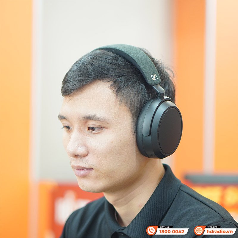 Tai nghe chụp tai Sennheiser Momentum 4 Wireless màu đen